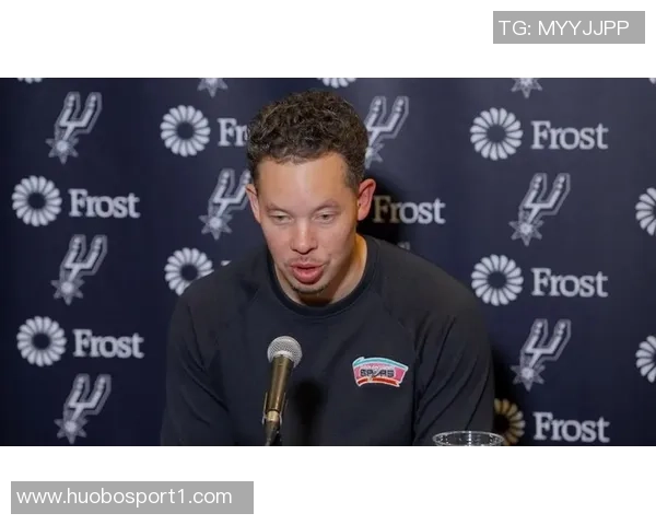 年轻球员激情四溢文班遭双人犯规卡斯尔与米奇争执双双被罚