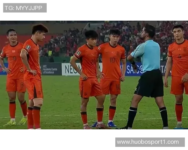 何超手球染黄引争议裁判漏判浙江进攻王钰栋愤怒砸球抗议 何超手球染黄引争议裁判漏判浙江进攻王钰栋愤怒砸球抗议