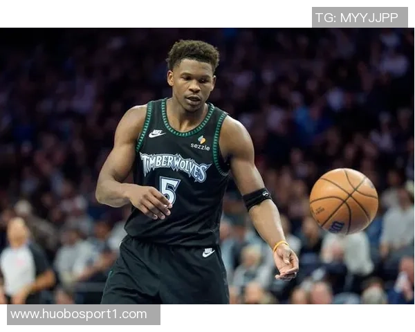 爱德华兹表现平平半场11投仅4中收获10分2篮板并有2次失误